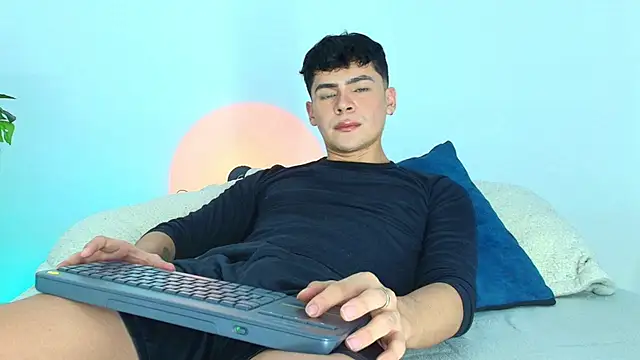 Snapshot of CamiiGuzmanX chatting on October 25, 2025, 9:26 pm CamiiGuzmanX online show from October 25, 2025, 9:26 pm