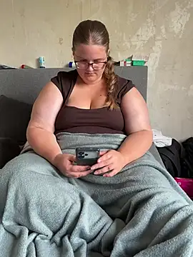 Snapshot of CurvyPaar2 chatting on July 20, 2026, 6:32 pm CurvyPaar2 online show from July 20, 2026, 6:32 pm