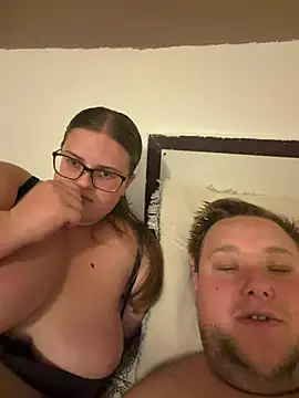 Snapshot of CurvyPaar2 chatting on July 28, 2026, 8:52 pm CurvyPaar2 online show from July 28, 2026, 8:52 pm