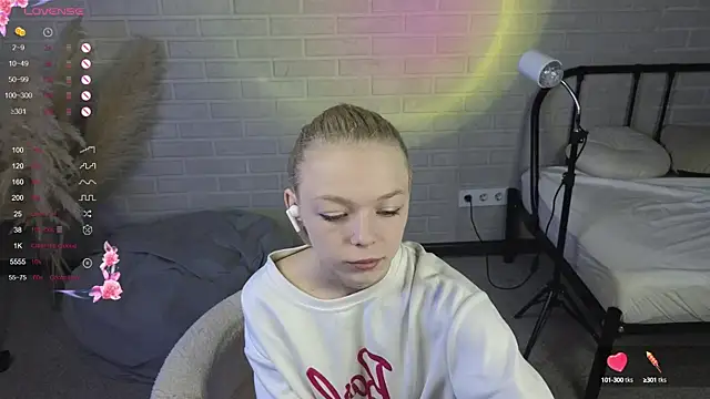 MillaHolt online show from September 17, 2025, 8:27 am