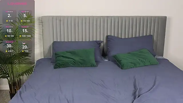 MillaHolt online show from October 10, 2025, 8:26 am