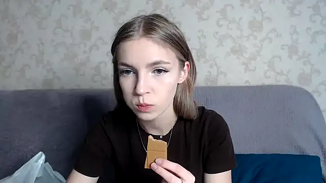 Snapshot of HitGyrl chatting on November 12, 2025, 8:07 am HitGyrl online show from November 12, 2025, 8:07 am