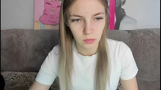 Snapshot of HitGyrl chatting on December 3, 2025, 8:14 am HitGyrl online show from December 3, 2025, 8:14 am