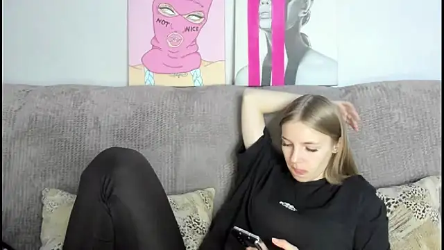 Snapshot of HitGyrl chatting on November 27, 2025, 1:17 am HitGyrl online show from November 27, 2025, 1:17 am