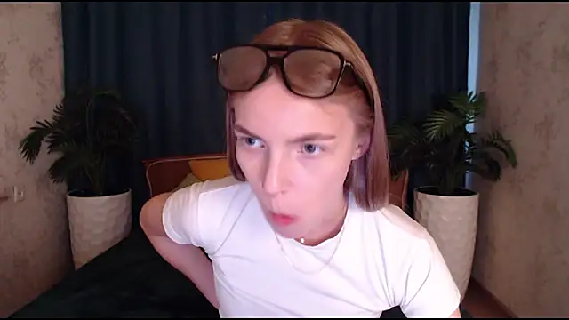 Snapshot of HitGyrl chatting on November 6, 2025, 8:18 am HitGyrl online show from November 6, 2025, 8:18 am