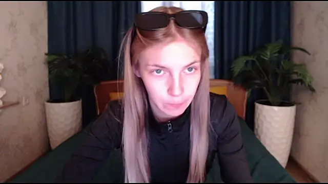 Snapshot of HitGyrl chatting on October 22, 2025, 8:36 am HitGyrl online show from October 22, 2025, 8:36 am