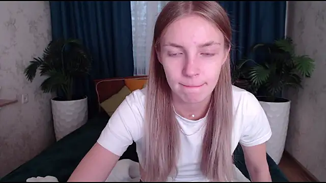 Snapshot of HitGyrl chatting on October 30, 2025, 8:12 am HitGyrl online show from October 30, 2025, 8:12 am