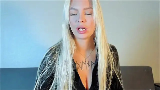 Snapshot of Eva_Re chatting on October 7, 2025, 6:14 am Eva Re online show from October 7, 2025, 6:14 am