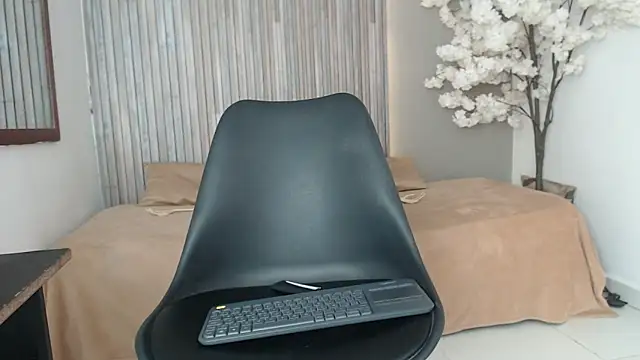 Snapshot of Michellee_20 chatting on October 14, 2025, 1:34 pm Michellee 20 online show from October 14, 2025, 1:34 pm