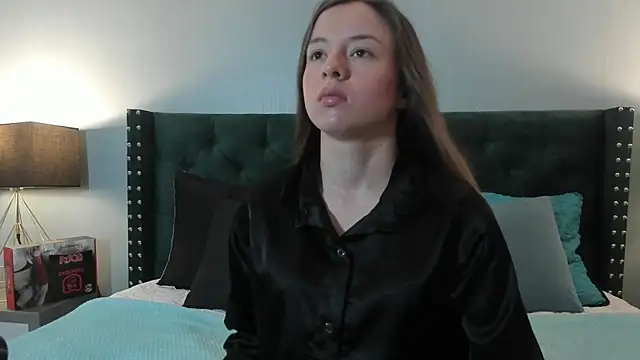 Snapshot of VioletaNova chatting on June 5, 2026, 10:43 am VioletaNova online show from June 5, 2026, 10:43 am