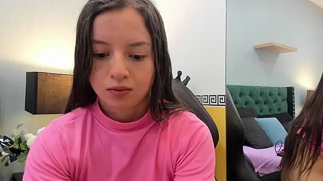 Snapshot of VioletaNova chatting on June 22, 2026, 12:02 pm VioletaNova online show from June 22, 2026, 12:02 pm