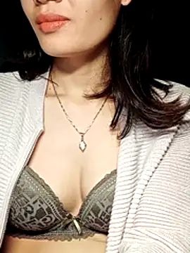 Snapshot of Hinna_x chatting on November 17, 2025, 8:35 pm Hinna x online show from November 17, 2025, 8:35 pm