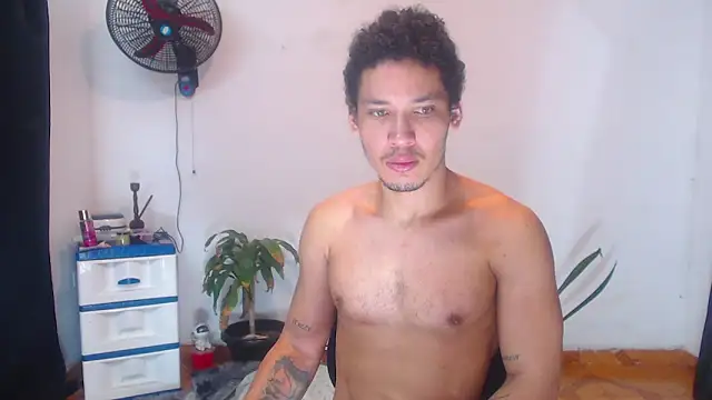 Snapshot of RuiMaddoox chatting on November 15, 2025, 3:27 pm RuiMaddoox online show from November 15, 2025, 3:27 pm