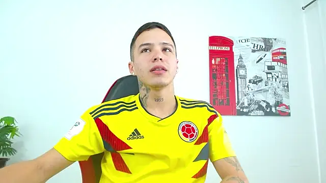 Cumandres18 online show from June 17, 2026, 3:22 pm