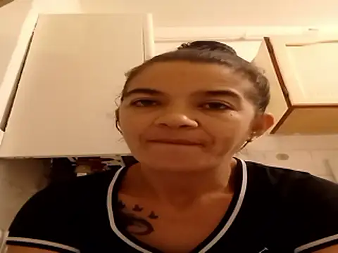 alinaalinutzq online show from November 28, 2025, 8:20 pm