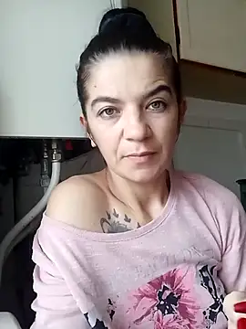 alinaalinutzq online show from December 1, 2025, 9:32 am