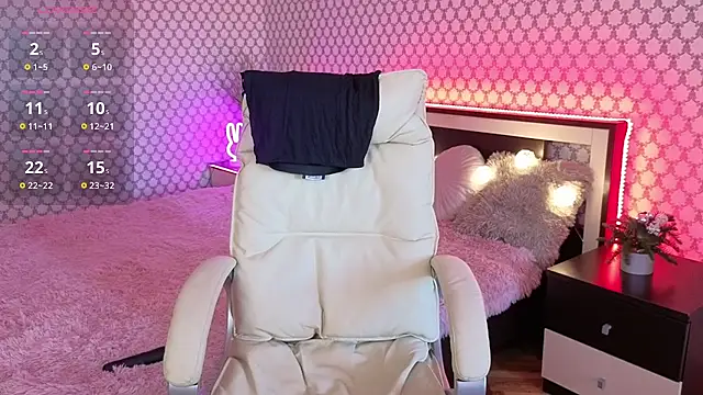 EmmySkyy online show from September 25, 2025, 9:37 am
