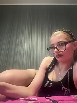 Snapshot of Larra69 chatting on June 10, 2026, 4:41 pm Larra69 online show from June 10, 2026, 4:41 pm