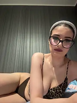 Snapshot of Larra69 chatting on May 18, 2026, 5:51 pm Larra69 online show from May 18, 2026, 5:51 pm