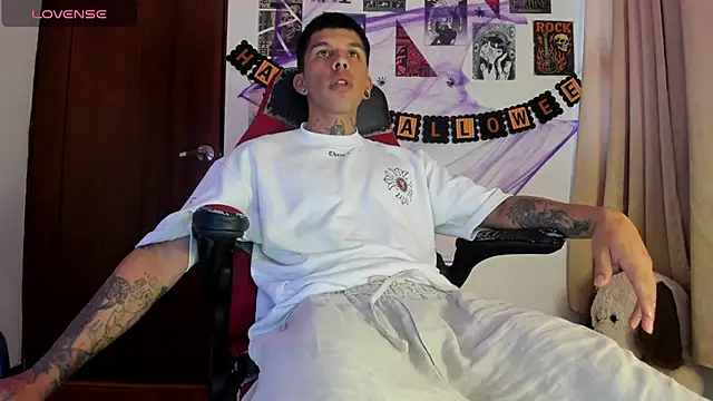 Snapshot of Savajelust chatting on October 19, 2025, 5:26 pm Savajelust online show from October 19, 2025, 5:26 pm