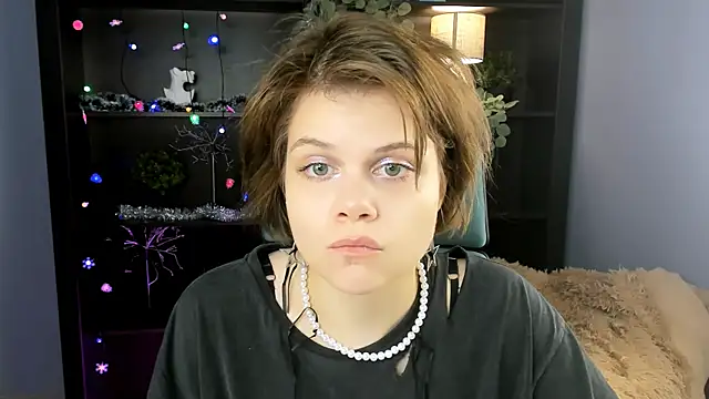 EllieMurler online show from December 19, 2025, 1:02 pm