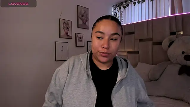 Snapshot of Zoey_thompson chatting on July 2, 2026, 8:59 pm Zoey thompson online show from July 2, 2026, 8:59 pm