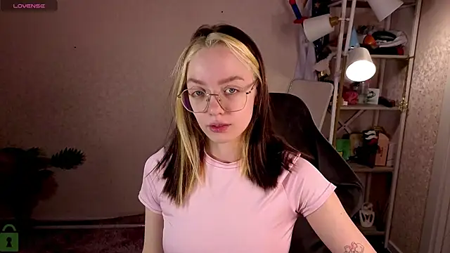 Snapshot of R0cket_bunny chatting on April 20, 2026, 12:57 am R0cket bunny online show from April 20, 2026, 12:57 am