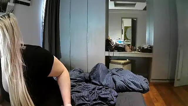 Snapshot of TiaDoll chatting on October 8, 2025, 9:33 am TiaDoll online show from October 8, 2025, 9:33 am