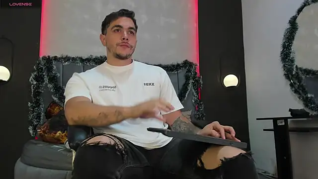 Liam walk  online show from December 4, 2025, 11:15 pm