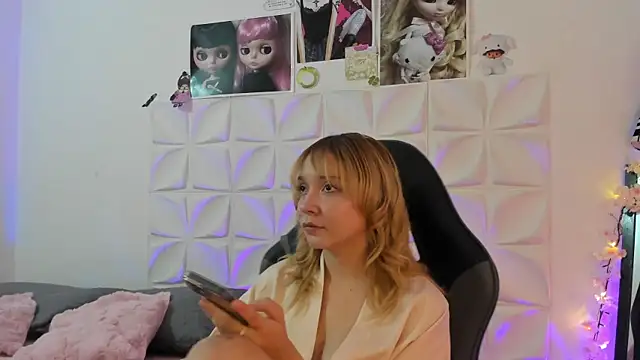 JuliethMoss online show from November 24, 2025, 5:07 am