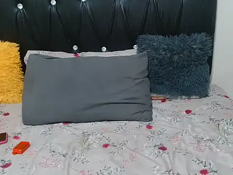 Lsnickykhanyile online show from November 18, 2025, 8:12 pm