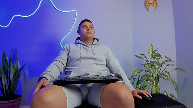 Snapshot of Maximus_Steel chatting on October 13, 2025, 11:01 am Maximus Steel online show from October 13, 2025, 11:01 am