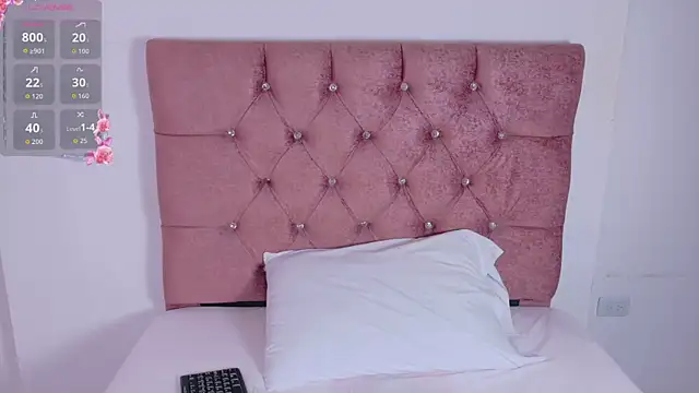 sophiacuttee online show from March 13, 2026, 12:54 pm