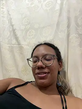 Snapshot of Valen1800 chatting on July 4, 2026, 1:45 am Valen1800 online show from July 4, 2026, 1:45 am