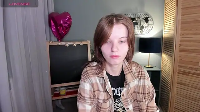 Snapshot of Madelaineses chatting on October 17, 2025, 11:23 am Madelaineses online show from October 17, 2025, 11:23 am