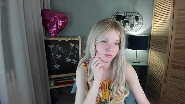 Snapshot of Madelaineses chatting on November 16, 2025, 10:09 am Madelaineses online show from November 16, 2025, 10:09 am