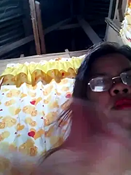 Snapshot of Huge_mama69 chatting on July 15, 2026, 1:40 pm Huge mama69 online show from July 15, 2026, 1:40 pm