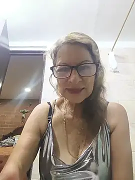 MaryeLunna online show from July 3, 2026, 11:06 am