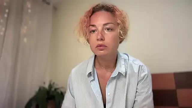 Reddgiirl online show from April 19, 2026, 6:21 pm