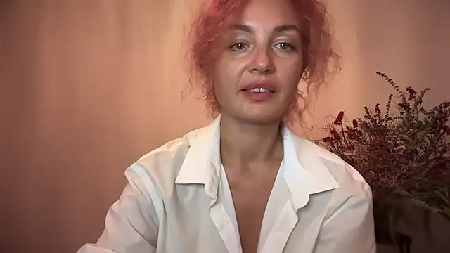 Snapshot of Reddgiirl chatting on October 19, 2025, 7:16 pm Reddgiirl online show from October 19, 2025, 7:16 pm