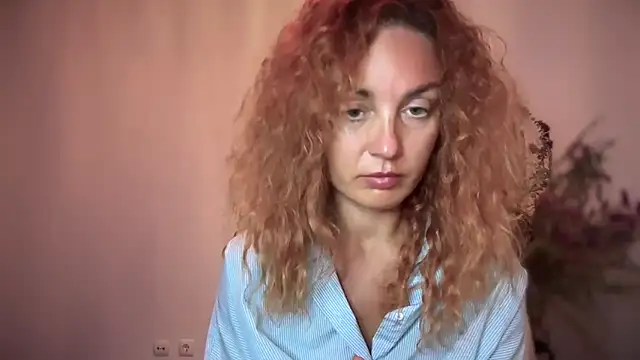 Snapshot of Reddgiirl chatting on October 9, 2025, 7:14 pm Reddgiirl online show from October 9, 2025, 7:14 pm