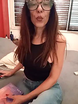 Snapshot of Esmeralda_passion chatting on October 15, 2025, 1:52 pm Esmeralda passion online show from October 15, 2025, 1:52 pm