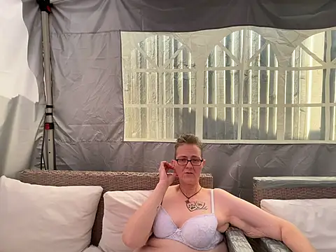Snapshot of Curvy-Jinx chatting on July 9, 2026, 8:48 am Curvy-Jinx online show from July 9, 2026, 8:48 am