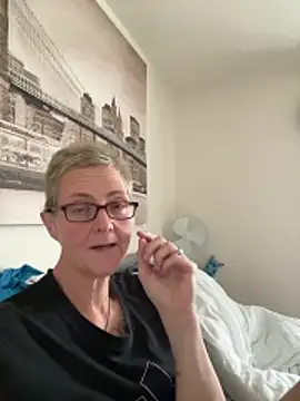 Snapshot of Curvy-Jinx chatting on November 6, 2025, 8:29 am Curvy-Jinx online show from November 6, 2025, 8:29 am