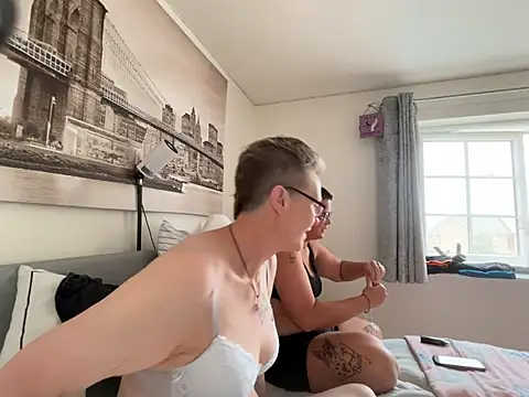 Snapshot of Curvy-Jinx chatting on July 14, 2026, 12:00 pm Curvy-Jinx online show from July 14, 2026, 12:00 pm