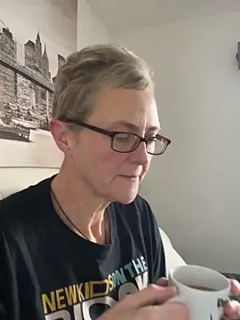 Snapshot of Curvy-Jinx chatting on November 25, 2025, 8:14 am Curvy-Jinx online show from November 25, 2025, 8:14 am