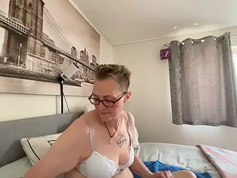 Snapshot of Curvy-Jinx chatting on July 10, 2026, 10:59 am Curvy-Jinx online show from July 10, 2026, 10:59 am