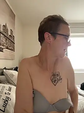 Snapshot of Curvy-Jinx chatting on October 21, 2025, 7:30 am Curvy-Jinx online show from October 21, 2025, 7:30 am