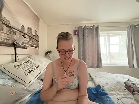 Snapshot of Curvy-Jinx chatting on June 23, 2026, 8:34 am Curvy-Jinx online show from June 23, 2026, 8:34 am