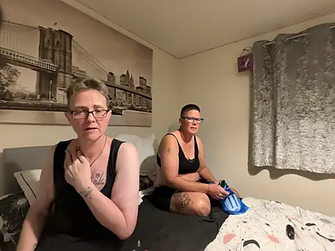 Snapshot of Curvy-Jinx chatting on August 1, 2026, 10:41 pm Curvy-Jinx online show from August 1, 2026, 10:41 pm